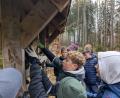 Bild: pz
Eine besondere Aktion gab es jetzt im Schulwald am Eingang des Naturerlebnispfads Glasberg. Jungs der siebten Klassen durften das neue Insektenhotel ausstatten.