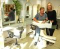 Bild: no
Chefin Else Stadelmann (links) schließt ihren Salon am 29. November; ihre letzte Mitarbeiterin Monika Pickel (rechts) eröffnet in Illschwang einen eigenen Kleinbetrieb im Friseurhandwerk.