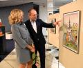 Bild: ubb
Sparkassenvorstandsvorsitzender Hans-Jörg Schön (im Bild mit seiner Frau) hat die Kunstausstellung in der Sparkasse Tirschenreuth eröffnet und ist sehr begeistert von der Umsetzung des diesjährigen Themas "Traditionell - innovativ - regional".