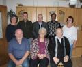 Bild: soj
Berta und Alois Knott (sitzend, Zweite und Dritter von links) sind seit 70 Jahren verheiratet. Dazu gratulierten Sohn Hubert (sitzend, links) sowie Schwiegertochter Brigitte (hinten, von links), Bürgermeister Wolfgang Söllner, stellvertretender Landrat Günter Kopp, Pfarrer Pater Anish George und Tochter Maria.