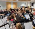 Bild: pi
Hermann Mack (links) gibt den Takt vor. Die Musiker sind voll konzentriert bei der Sache.