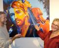 Bild: mab
Zwischen Dieter und Pia Keith blickt David Garrett von der Ausstellungswand im Cafe der Gärtnerei Ziereis