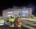 Bild:  Kreisbrandinspektion Amberg-Sulzbach
Rund 60 Einsatzkräfte verschiedener Feuerwehren löschten am Donnerstagabend ein Feuer, das in einer Scheune an der Amberger Straße in Ursensollen ausgebrochen war.