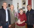 Bild: sam
Dem Jubelpaar Anna und Aloisius Hönig (Mitte) gratulieren Bürgermeister Erwin Geitner (links) und Pater Slawomir Niemczewski (rechts).
