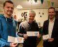 Bild: le
Mit Stolz präsentieren (von links) Michael Köllner, Bürgermeister Robert Lindner und Stefan Solfrank die neue „Flosser Wertkarte“.