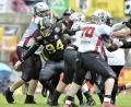 Archivbild: Hubert Ziegler
Die Amberg Mad Bulldogs (dunkle Trikots) dürfen trotz sportlichen Abstiegs auch in der kommenden Saison in der Regionalliga an den Start gehen.