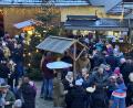 Bild: Rohrwild 
Die Besucher des Stullner Weihnachtsmarktes drängen sich um die Stehtische im Sorgenfrei-Innenhof, genießen die Atmosphäre und lassen sich das kulinarische Angebot schmecken.