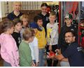 Bild: ds
Bei der Gründung der Kinderfeuerwehr in Etzelwang zeigte sich reges Interesse für das Feuerwehrfahrzeug und dessen technische Ausstattung.