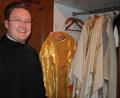 Bild: kro
Herr Alexander zeigt sein Primizgewand im Schrank seiner Priesterkleider.