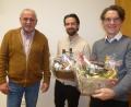 Bild: bk
Für die sehr gute Zusammenarbeit bei der Kommunalen Wärmeplanung in den vergangenen eineinhalb Jahren bedankt sich Bürgermeister Ludwig Biller bei Marcus Fuchs und Markus Windisch in Vertretung von Rebecca Bell (Bayernwerk) mit einem Präsentkorb (von links).