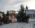 Bild: dob
Wenn alle zusammenhelfen wie in Obertresenfeld vor der Marienkapelle, erstrahlt der Christbaum bald in hellem Glanz und erfreut die Dorfbewohner wie die Passanten, die in der Advents- und Weihnachtszeit vorbeifahren.