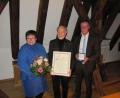 Bild: fg
Bürgermeister Herrmann Falk (rechts) überreicht an Günther Amann die silberne Bürgermedaille der Stadt Hirschau. Dessen Lebensgefährtin Christine Schwager erhält einen Blumenstrauß.