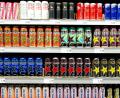 Bild: Sebastian Kahnert/dpa
Verschiedene Energy-Drinks stehen hier in einem Getränkemarkt zur Auswahl. Jugendliche greifen da auch gerne zu. Wegen gesundheitlicher Bedenken sind die Wachmacher in der Dose inzwischen an einigen Schulen im Landkreis tabu.