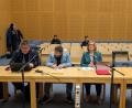 Bild: Wolfgang Würth
Der Angeklagte (Mitte) beim Prozessauftakt. Neben ihm nahmen sein Anwalt Adam Zurawel und eine Dolmetscherin Platz.