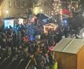Bild: amö
Dicht gedrängt stehen die Besucher bis spät in die Nacht an den Buden am Marktplatz.