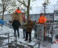Bild: jr
Die Installation der neuen Weihnachtsbeleuchtung übernahm der Bauhof der Stadt Mitterteich. Wolfgang Rosner (links hinten) und Joachim Sommer (rechts) waren federführend mit den Arbeiten betraut. Ralf Kirschke (links), Martina Rüth (Stadtverwaltung) und Bürgermeister Stefan Grillmeier überzeugten sich vom Baufortschritt.