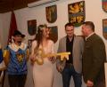 Bild: bey
Bürgermeister Rainer Rewitzer übergibt dem neuen Faschingsprinzenpaar Sandro I. und Anna II. den Rathausschlüssel. Quirin Sax, der neue Hofsprecher der Katholischen Jugend (links) freut sich über diesen symbolischen Akt zum Faschingsbeginn.
