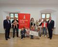 Bild: Stadt Mitterteich/exb
Jeweils 250 Euro erhielten die BRK-Bereitschaft Mitterteich und die Rappelkiste von der Sparkasse Oberpfalz Nord. Vorstandsvorsitzender Hans-Jörg Schön (von links) überreichte den symbolischen Scheck an Birgit Mayer, Carola Wölfl, Daniela Bassek (Rappelkiste) und Natalie Wölfl (BRK). Auch Bürgermeister Stefan Grillmeier und in der Rappelkiste betreute Kinder waren bei der Übergabe dabei.