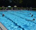 Bild: fz
Schwimmer und Aquajogger werden auch 2025 ihre Bahnen im Freibad ziehen. Bürgermeister Karlheinz Budnik tritt Gerüchten entgegen, dass die Stadt das Bad geschlossen halten würde.