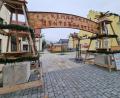Bild: kaz
Schon seit einigen Tagen stehen der Eingangsbogen, die beiden Verkaufshütten und Stehtische für den Wintergarten in der Grünanlage beim Stadtgraben.