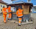 Bild: hme
Die Bauhofmitarbeiter aus Kohlberg bauten die Krippe in den Brunnen ein