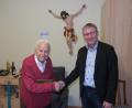 Bild: usc
Die Glückwünsche und ein persönliches Geschenk des Oberbürgermeisters überbrachte 3. Bürgermeister Franz Badura (rechts) dem Jubilar Leonhard Linke, der im Wallmenich-Haus bei guter Gesundheit seinen 90. Geburtstag feierte.