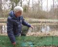 Archivbild: jeh
Peter Zahn vom Bund Naturschutz Amberg-Sulzbach kontrolliert den Schutzzaun rund um den künstlich angelegten Weiher nahe der Bereitschaftspolizei. Gerade beim Amphibienschutz hat sich die Kreisgruppe unter der Verantwortung des engagierten Umwelt- und Artenschützers große Verdienste erworben.