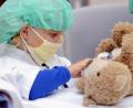 Symbolbild: Lex Van Lieshout/dpa
Das Kuscheltier darf auch schon mal einen Verband bekommen, bevor Kinder in den OP-Saal geschoben werden. Gerade bei jungen Patienten spielt eine entspannte Atmosphäre eine große Rolle. Dem wird ein kleines Krankenhaus wie Tirschenreuth nach Meinung des Kinderchirurgen Dr. Roland Böhm besonders gerecht,