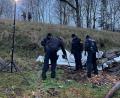 Bild: -/Bayerisches Landeskriminalamt/dpa
Mit Detektoren waren die Einsatzkräfte auf einem Anwesen in Münchberg unterwegs. Es bestand der Verdacht, dass dort Waffen und Munition gelagert wurden.