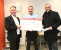 Bild: pi
Bürgermeister Markus Bauriedl (rechts) sagt "Vergelt's Gott" für die von Gerhard Hösl und Ralf Hellmold (von links) übergebenen Spenden.