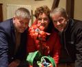 Bild: Freilichtbühne am Buchberg
Thomas Reiß, Kerstin Donhauser und Stefan Reindl vom Vorstand der Freilichtbühne am Buchberg mit einer kleinen Version der fleischfressenden Pflanze "Audrey II", den Star im "Kleinen Horrorladen": Den inszeniert der Schnaittenbacher Theaterverein 2025 auf dem Buchberg.