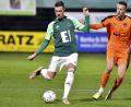 Archivbild: Hubert Ziegler
Ein Bild aus einem seiner bisher letzten Spiele: Fabian Helleder (links) im Zweikampf mit einem Neudrossenfelder Gegenspieler. Im Oktober 2023 war das. Im Dezember wurde er zum ersten Mal operiert.