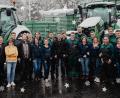 Bild: exb/Fa. Rester
Kompetenz, Service und Top-Qualität – das Team der Firma Rester freut sich auf seine Kunden. Bis nach den Feiertagen gibt es natürlich auch wieder jede Menge toller Angebote.