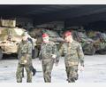 Bild: Thorsten Böhner
General Breuer (mitte) und der stellvertretende Kommandeur der PzBrig 12, Oberst Berger (links), erhalten vom Bataillonskommandeur des Artilleriebataillon 131, Oberstleutnant Stefan Zadlo (rechts), einen Einblick in die Kaserne.
