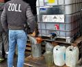 Bild: Zollfahndungsamt München
Ein Zollfahnder inspiziert das Warenlager.