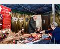 Archivbild: Petra Hartl
Unter dem Motto "Helfen macht Freude" bietet die Sozialbude auf dem Amberger Weihnachtsmarkt auch heuer wieder Organisationen die Möglichkeit, sich zu präsentieren. Im Bild der Verein Asante.