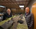 Bild: pz
Gerd Bayer und Dr. Hartmut Bombosch (von links) neben der clubeigenen Anlage, die die Modelleisenbahnfreunde beim Waldsassener Weihnachtsmarkt erstmalig in vollem Umfang der Öffentlichkeit präsentieren - in der Aula des Klosters Waldsassen.