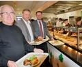 Bild: Paul Böhm 
An Thanksgiving auf dem Truppenübungsplatz Hohenfels servieren die US-Militär-Chefs persönlich ihren Gästen das Essen (von links): Dritter Bürgermeister Martin Bauer (Schmidmühlen), Bürgermeister Stefan Braun (Kastl) und Bürgermeister Florian Junkes (Hohenburg) sowie an der Essensausgabe Deputy Garrison Manager Angela Lane.