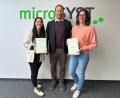 Bild: Katja Ermer, Microsyst.
Zwei der insgesamt fünf Microsyst-Jubilare: Inga Helgert (links) und Vera Lehmann (rechts) zusammen mit Geschäftsführer Manuel Rass.