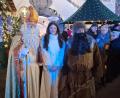 Bild: dus
Bischof Nikolaus (links) einer der beidenEngel und Krampus auf dem Christkindlmarkt.