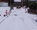 Bild: bkr
Der Wasserleitungs-, Kanal- und Straßenbau in Witzlasreuth ist für alle Beteiligten zu einem richtigen Ärgernis geworden. Der Schlossweg (Bild) soll in den kommenden Tagen asphaltiert werden, wenn es die Witterung zulässt. Versperrte Straßen und fehlende Absprachen der Bauunternehmen ärgerten Besucher der Bürgerversammlung.
