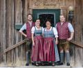 Bild: Viktoria Hofmarcher/exb
Eine der beliebtesten Volksmusikgruppen in Bayern, der "Duschlhof G'sang", kommt nach Neustadt/WN zum "Altbayrischen Adventssingen".