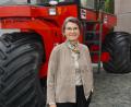 Bild: jut
Geschäftsführerin Cornelia Horsch steht vor einer der ersten Maschinen, die ihr Mann Michael vor 40 Jahren hergestellt hat. Heute sehen die Maschinen freilich anders aus – und auch die Firma selbst hat sich extrem verändert.