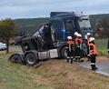 Bild: gf
Das Lastwagengespann landete im Straßengraben, der Auflieger kippte zur Seite.