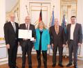 Bild: Regierung der Oberpfalz/Stühlinger-Weinhändler/exb
Regierungspräsident Walter Jonas (von links) mit dem Geehrten Klaus Meyer, Ehefrau Brigitte Meyer, Landrats-Stellvertreter Günther Kopp und Zweitem Bürgermeister Christian Hebert.