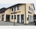 Bild: Gabi Schönberger
Die Geschäftsstelle der Volksbank Raiffeisenbank Nordoberpfalz eG am Marktplatz in Parkstein wird zum 1. April 2025 geschlossen. Die Kunden müssen ihre Bankgeschäfte dann in der Filiale in Altenstadt/WN erledigen.