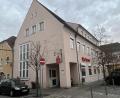 Bild: sns
Im Rahmen der Neugestaltung Stadtplatz wird über eine Sanierung beziehungsweise den Neubau des Sparkassengebäudes mit Parkdeck diskutiert.