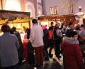 Bild: Archivbild prh
Hunderte Besucher lockt seit 42 Jahren der Weihnachtsmarkt der Musikschule auf den Platz vor den Lobkowitz-Schlössern. Am Sonntag gibt es vor allem für Kinder mit einer Bastelstube und dem Besuch des Heiligen Nikolaus samt Engel- und Zwergengefolge wieder ein abwechslungsreiches Programm.
