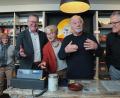 Bild: Wolfgang Steinbacher
OB Michael Cerny löst eine Wette ein und verkauft im Amberger Eine-Welt-Laden. Von links: Roswitha Hummel, OB Michael Cerny, Dr. Cornelia Siebenbürger, Dr. Helmut Kollhoff, Günther Zenger.