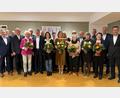 Bild: Gabriele Farnbauer/Raiffeisenbank Oberpfalz Nord-West
Für ihre Treue bedankte sich die Raiffeisenbank Oberpfalz Nord-West bei einer Reihe von Jubilaren und Ruheständlern.